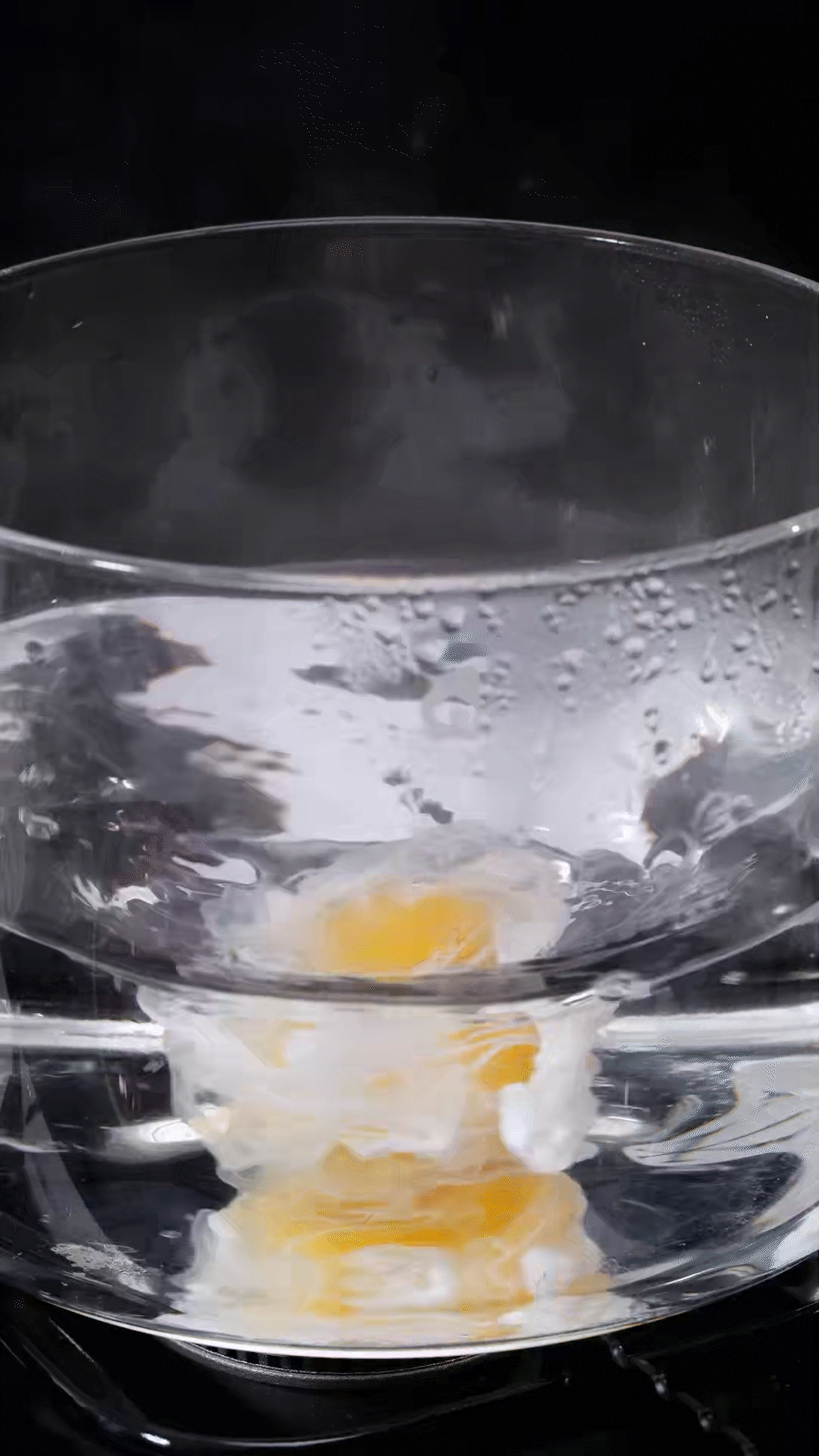 水開加入白醋和雞蛋，做成水波蛋

