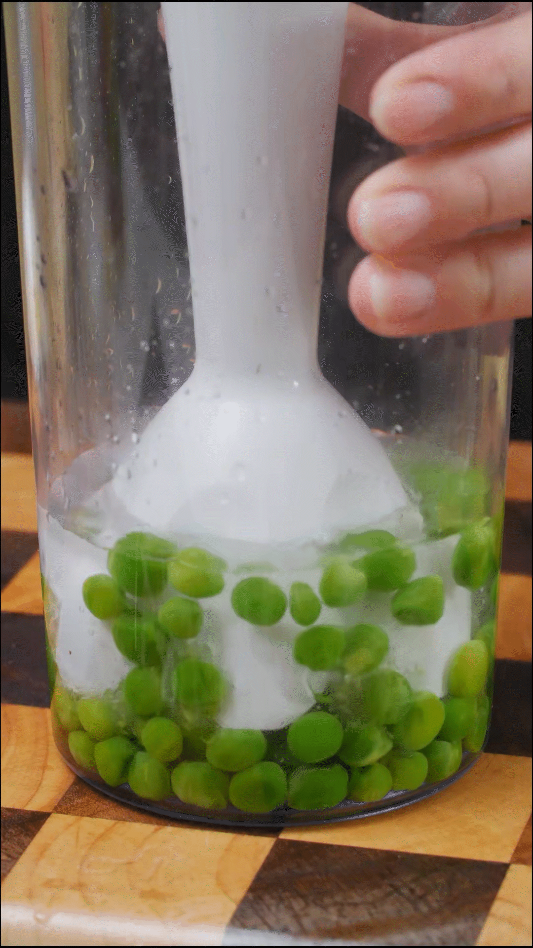 斷生的豌豆加水和大蒜，放入料理機(jī)打成糊狀
