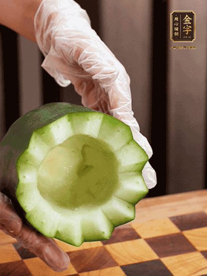 將小冬瓜洗凈，頂端切開去瓜瓤，改刀切口呈鋸齒狀