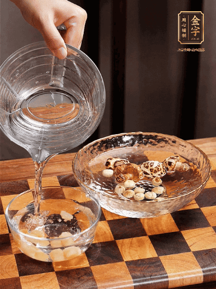 將雞肉、鮑魚、蝦仁焯水，冬菇、蓮子、干貝泡發(fā)