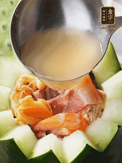 煮好后，盛入冬瓜盅。放入鍋中，可繼續(xù)燉煮，越燉越有味