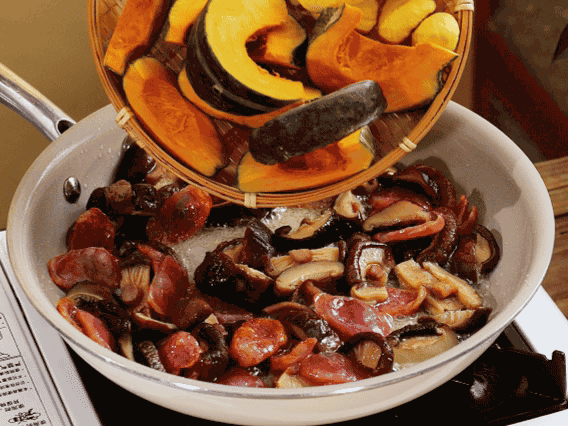 清洗好的大米放入電飯鍋，加裹滿醬汁的食材，再加剛好沒過食材的水，攪拌一下