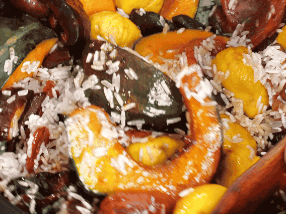 電飯煲正常煮飯模式煮飯。出鍋后撒點(diǎn)蔥花