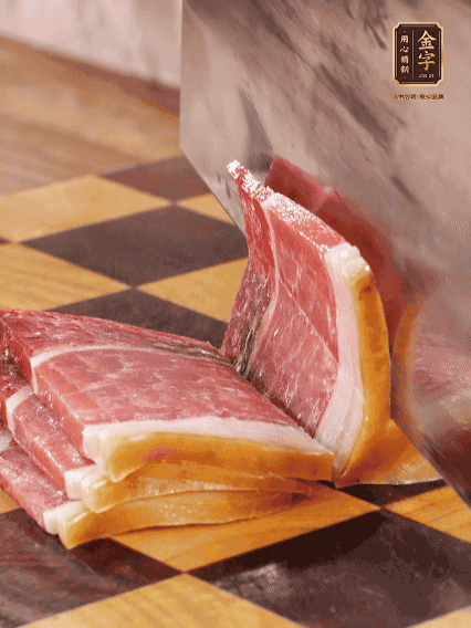 金字火腿切片，溫水浸泡5分鐘；肉皮泡發(fā)，切成小塊。