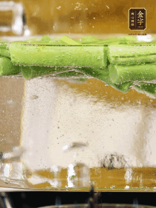 豆角切成段，加油焯水1分鐘