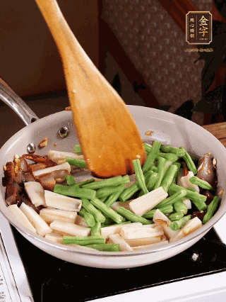 加少許生抽、蠔油、料酒、雞精調(diào)味，少許清水燜2分鐘，炒至豆角皺皮即可