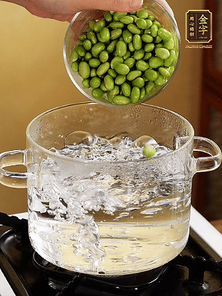 嫩毛豆汆燙1分鐘。