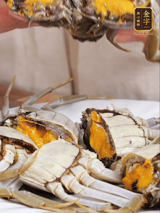 大閘蟹處理干凈，一切兩半。